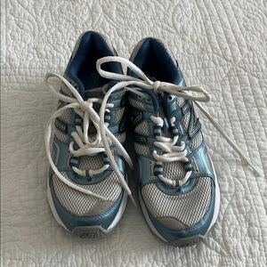 Women’s new balance sneakers